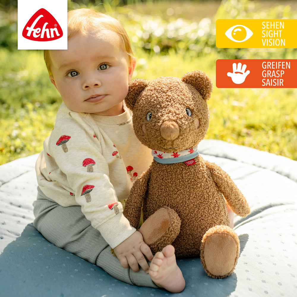 Baby spielt mit Baby Kuscheltier Bär XL
