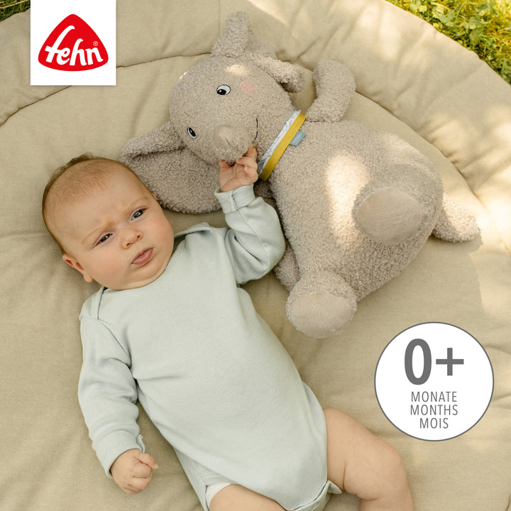 Baby liegt neben Baby Kuscheltier Elefant XL aus weichem Curly-Stoff
