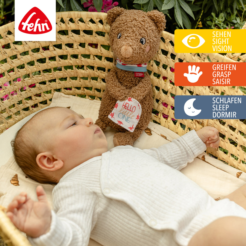 Baby liegt neben Baby Kuscheltier Bär