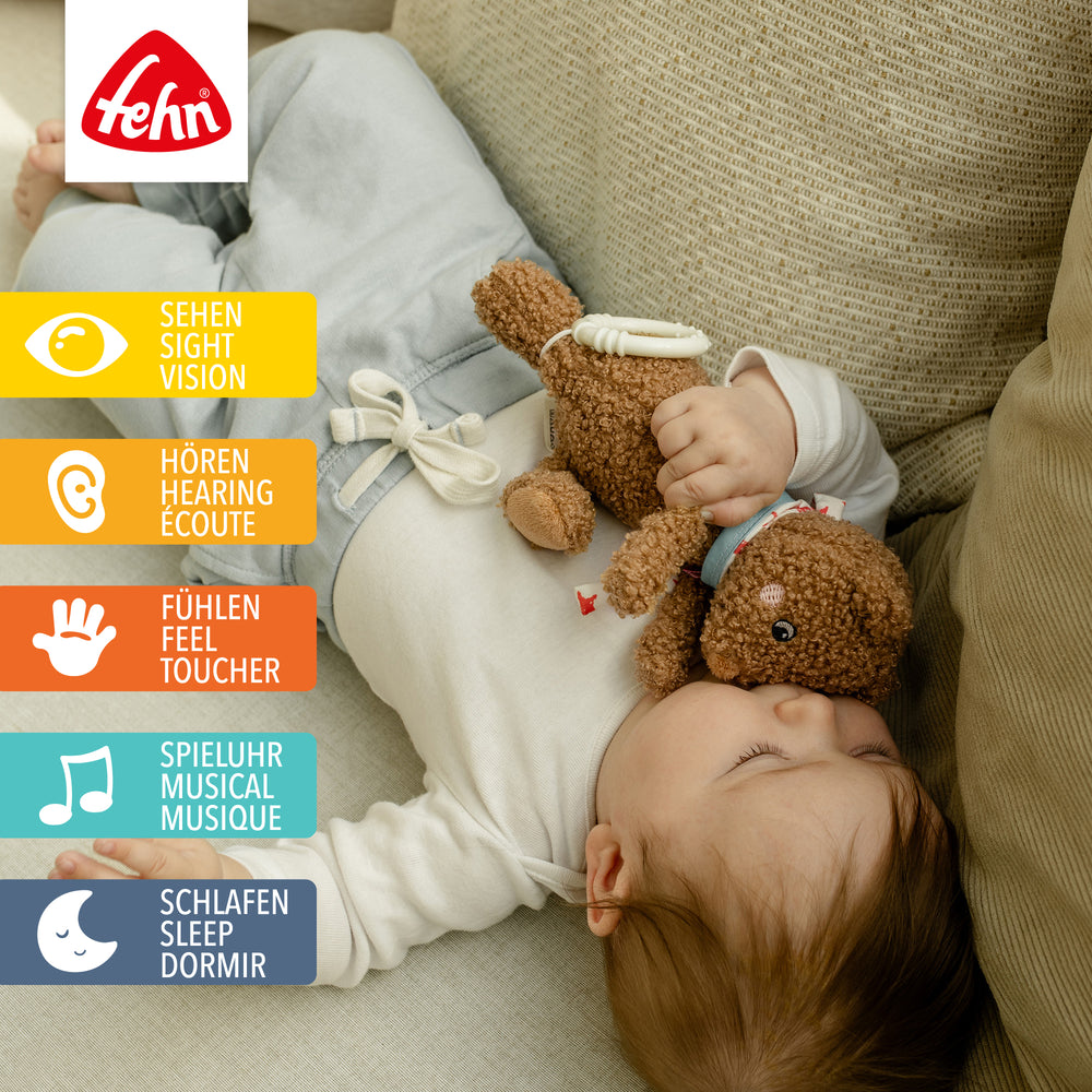 Baby schläft mit Baby Spieluhr Bär im Arm