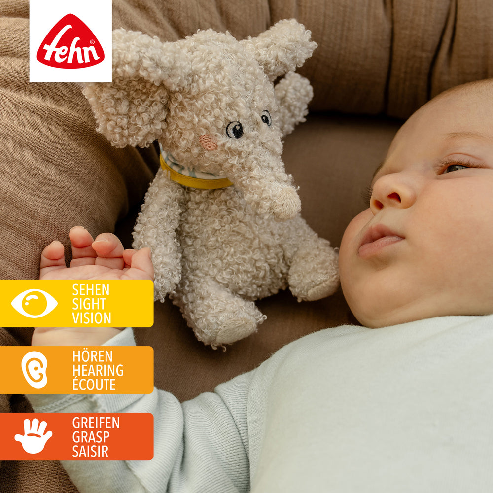 Baby liegt neben Baby Bean Bag Elefant