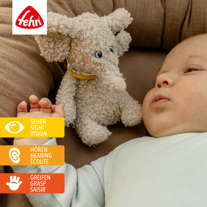 Baby liegt neben Baby Bean Bag Elefant
