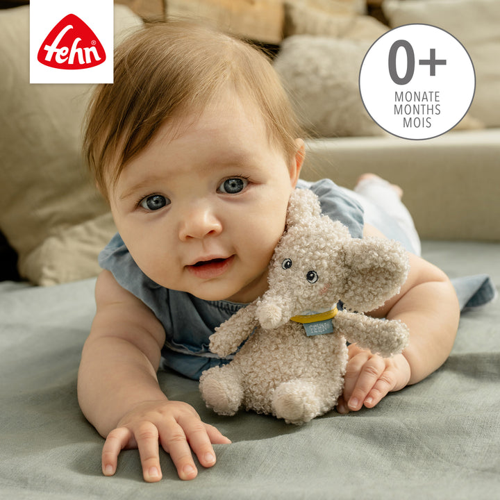 Baby spielt mit Baby Bean Bag Elefant