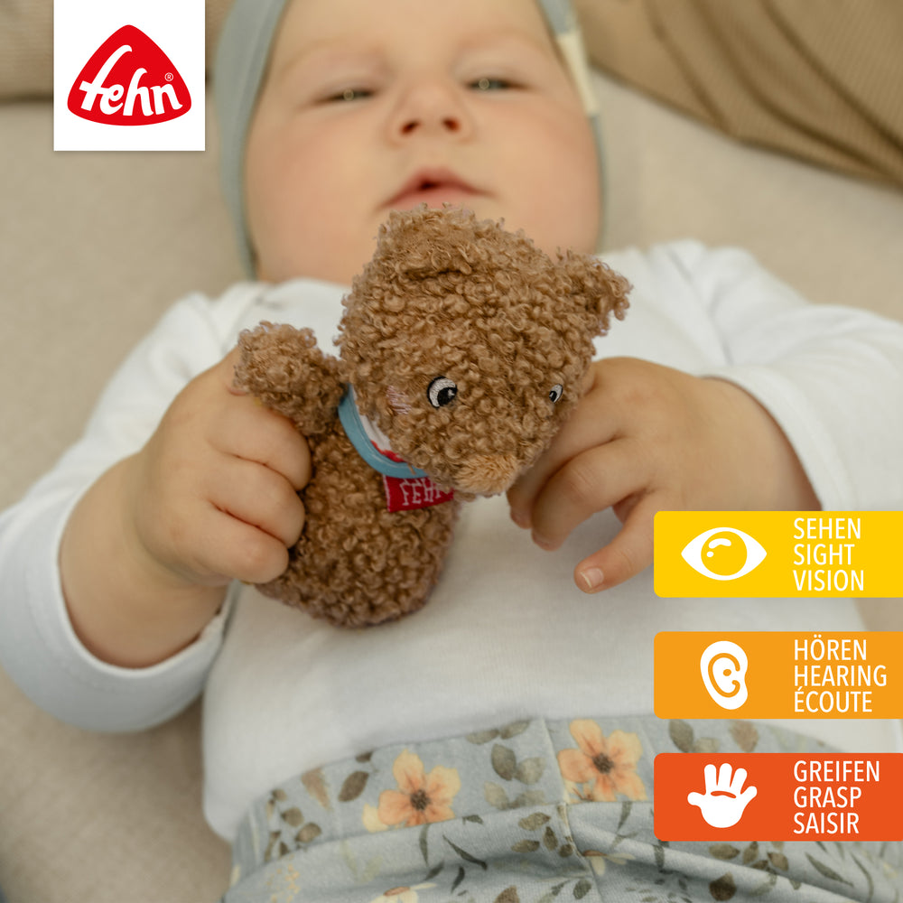 Baby hält Baby Mini-Rassel Bär