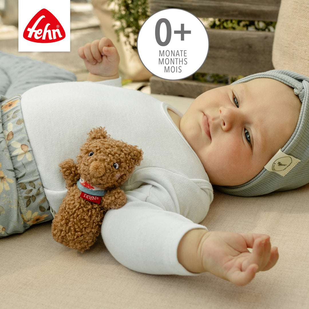 Baby liegt neben Baby Mini-Rassel Bär
