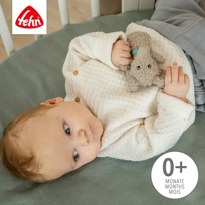 Baby spielt mit Baby Mini-Rassel Elefant