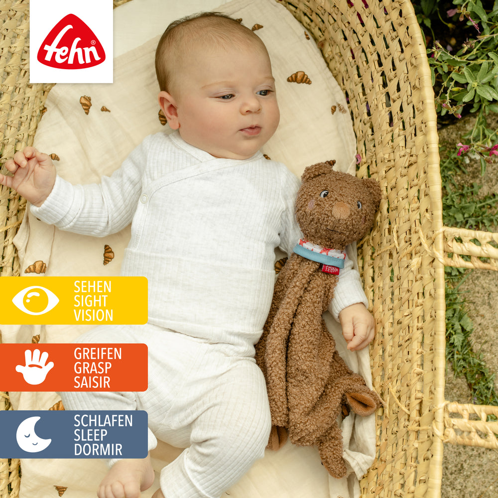 Baby kuschelt mit Baby Schmusetuch Bär
