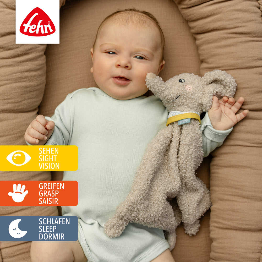 Baby kuschelt mit Baby Schmusetuch Elefant
