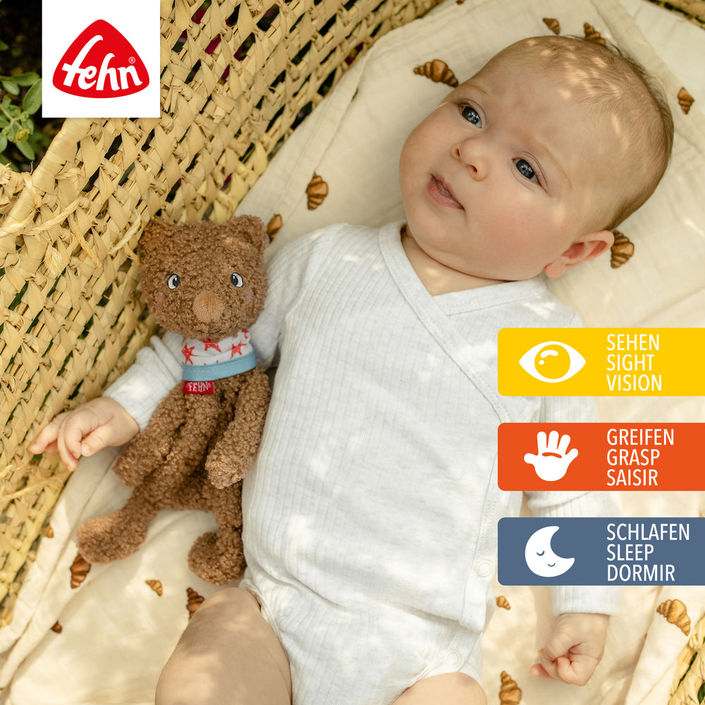 Baby hält Baby Schmusetuch Bär im Arm
