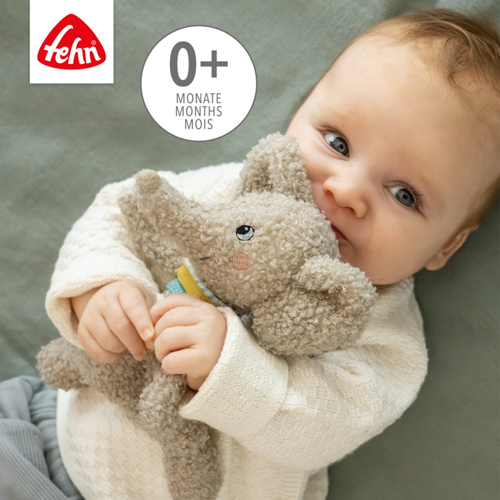 Baby kuschelt mit Baby Schmusetuch Elefant