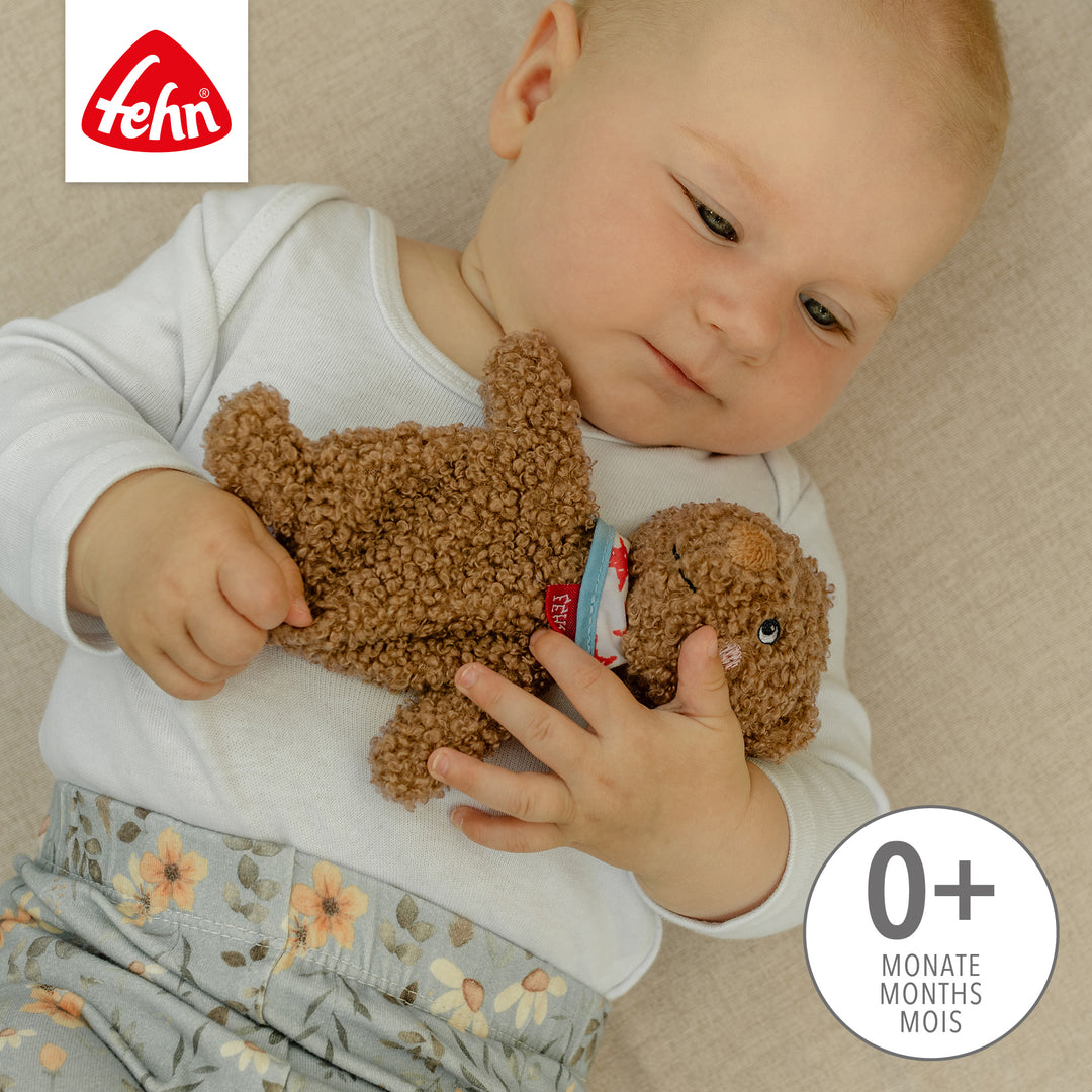 Baby spielt mit Baby Knister-Bär