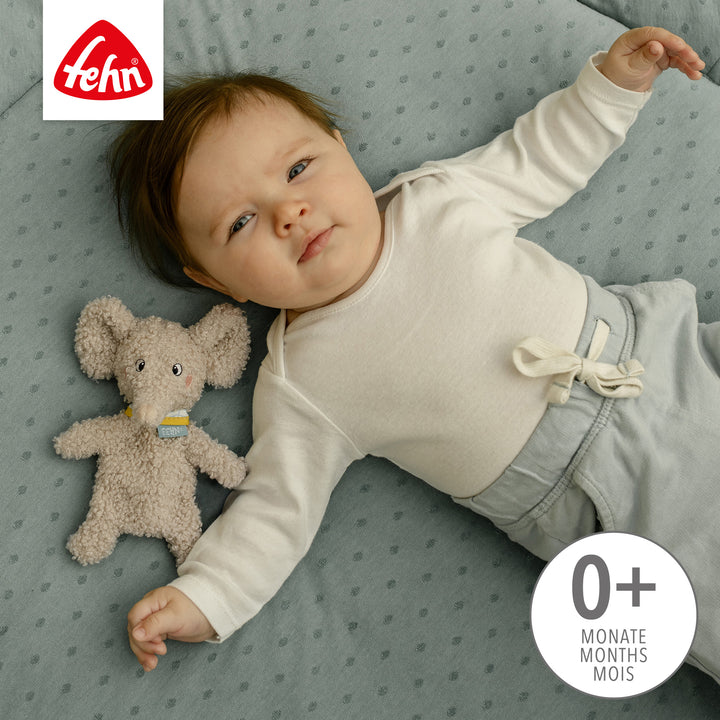 Baby liegt neben Baby Knister-Elefant