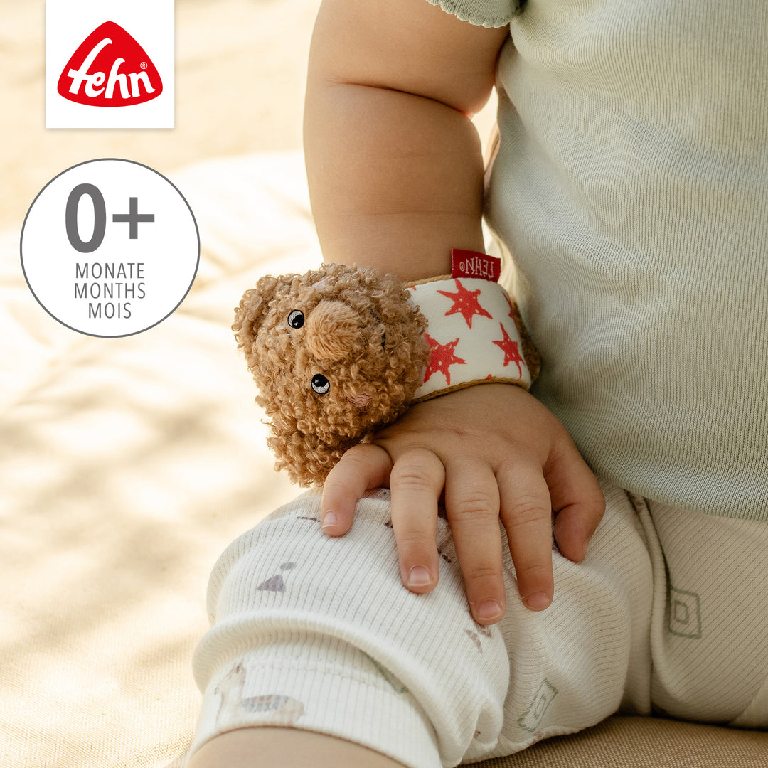 Baby trägt Baby Rasselarmband Bär am Handgelenk