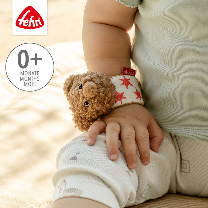 Baby trägt Baby Rasselarmband Bär am Handgelenk