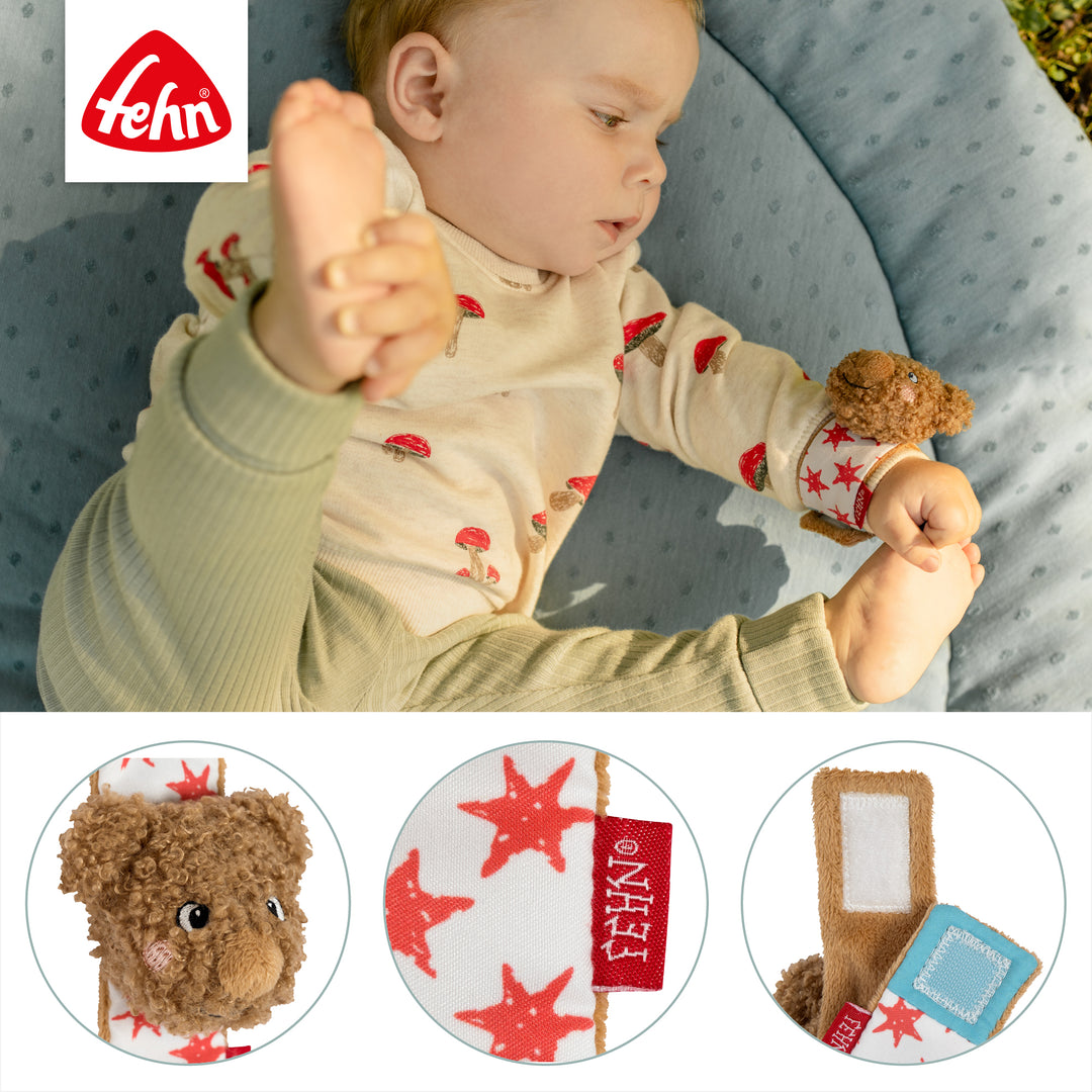 Detailansicht des Baby Rasselarmbands Bär mit integrierter Rassel und Klettverschluss