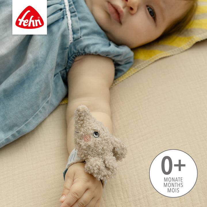 Baby trägt Baby Rasselarmband Elefant am Handgelenk