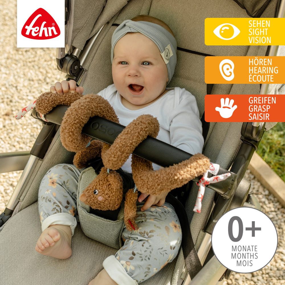 Baby spielt im Kinderwagen mit Baby Activity-Spirale Bär aus weichem Curly-Stoff