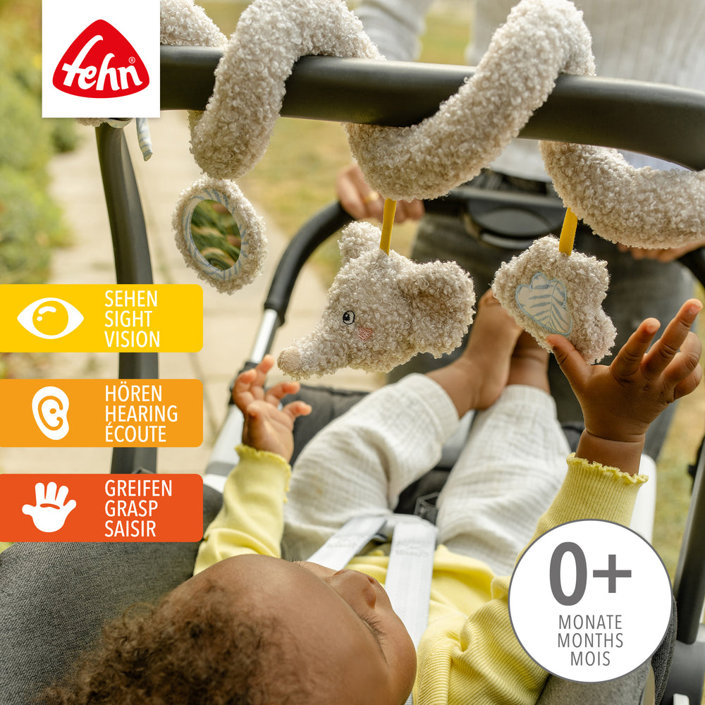 Baby spielt in Babyschale mit Baby Activity-Spirale Elefant aus weichem Curly-Stoff