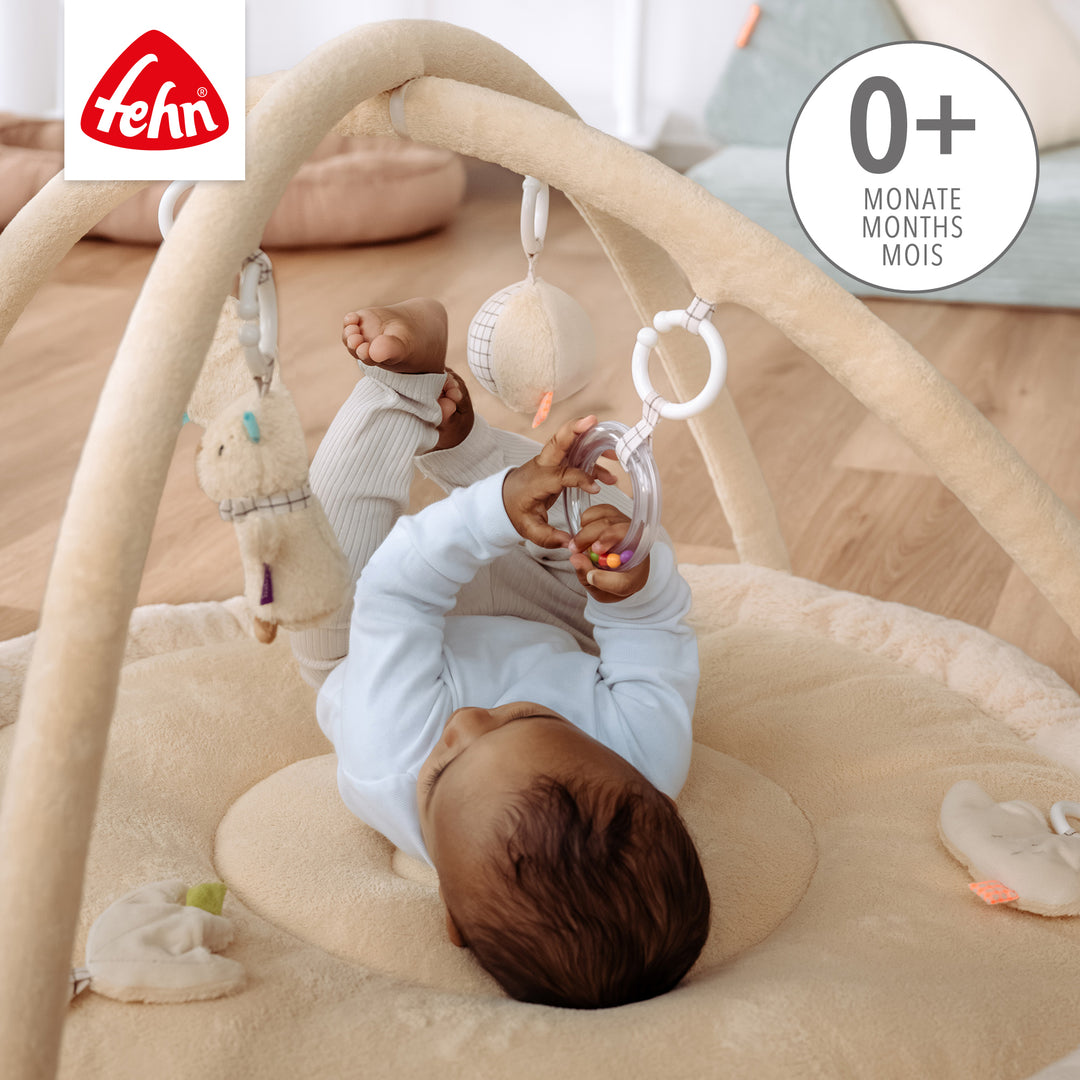 Baby entdeckt die Baby 3-D-Activity-Decke Capybara in Rückenlage