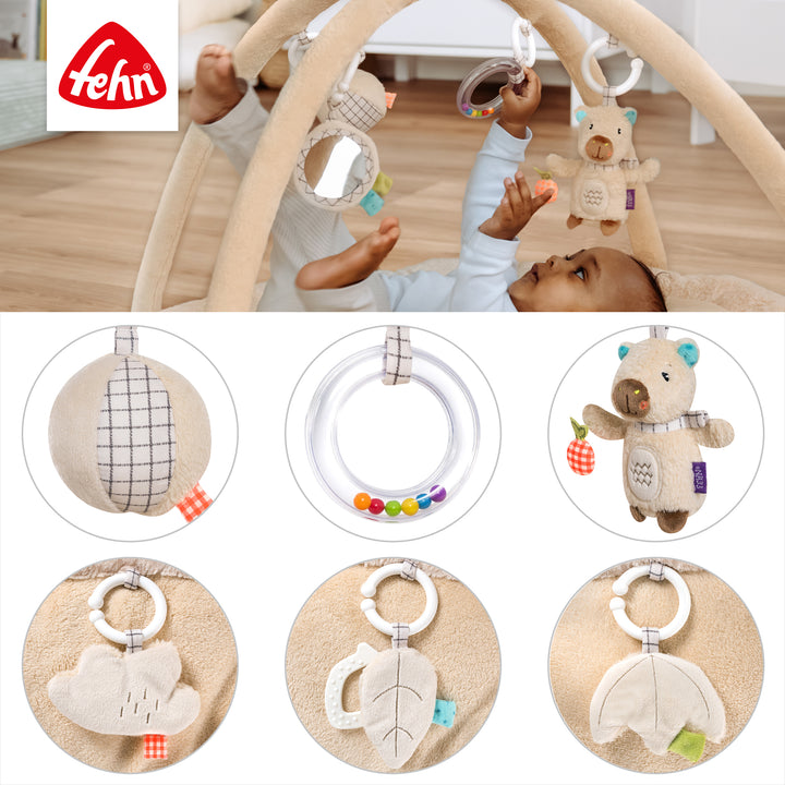 Details der 3-D-Activity-Decke Capybara mit Spiegel, Raschelpapier, Glöckchen, Rassel, Qietsche, Tierstimme und Greifring