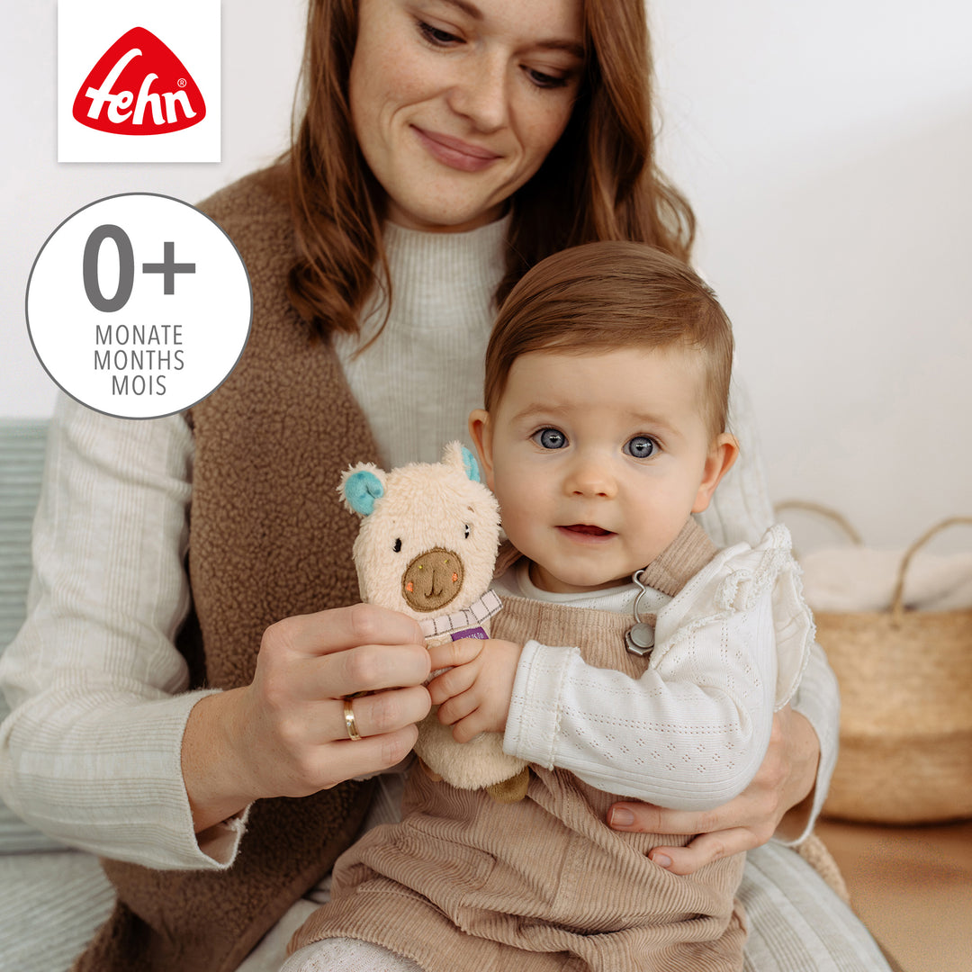 Mutter und Baby spielen mit Baby Knister-Capybara
