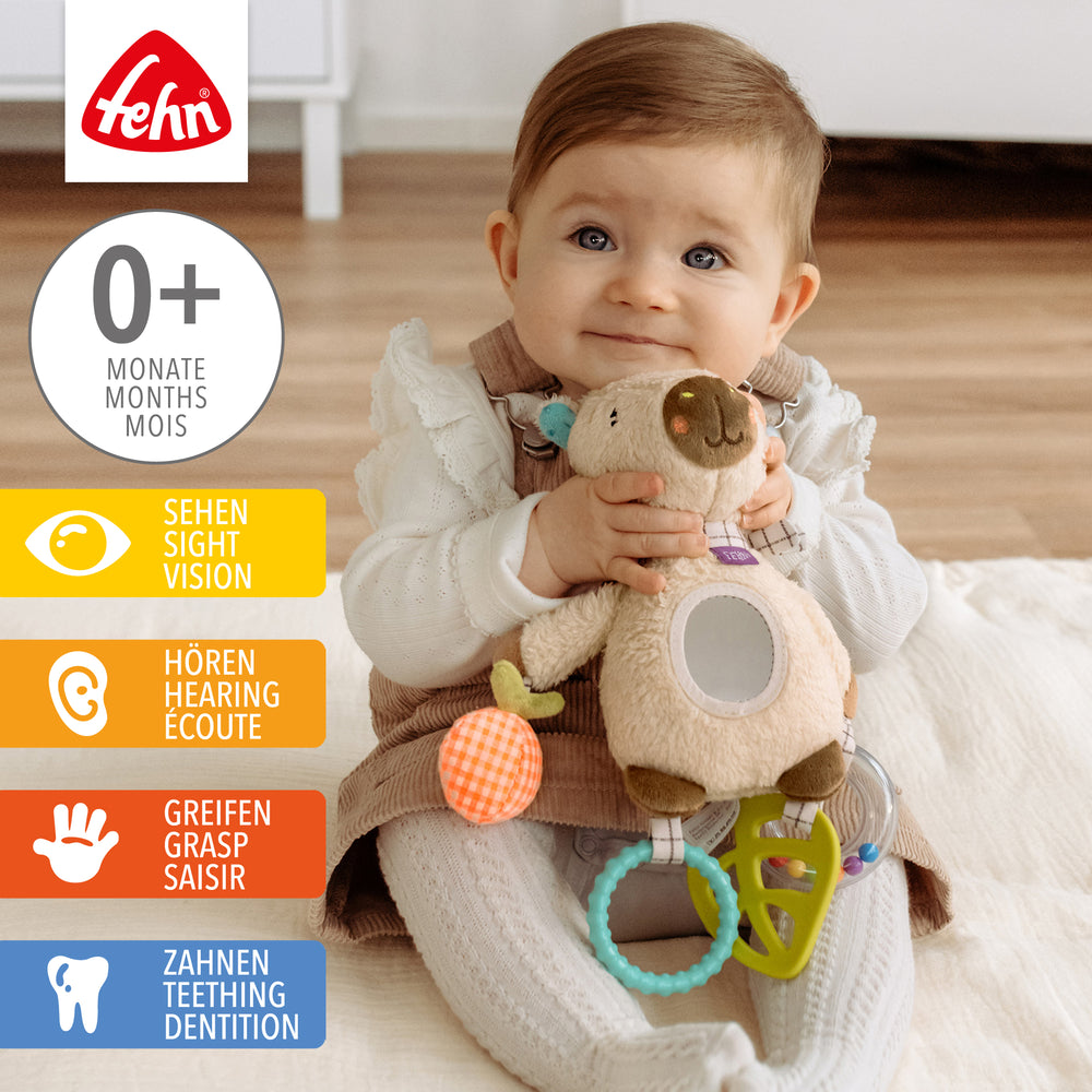 Baby spielt mit Baby Activity-Capybara aus weichem Plüsch