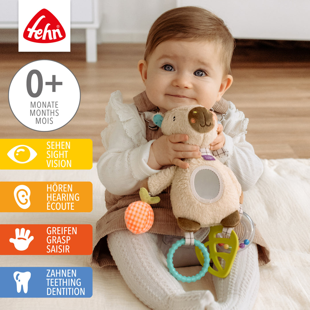 Baby spielt mit Baby Activity-Capybara aus weichem Plüsch