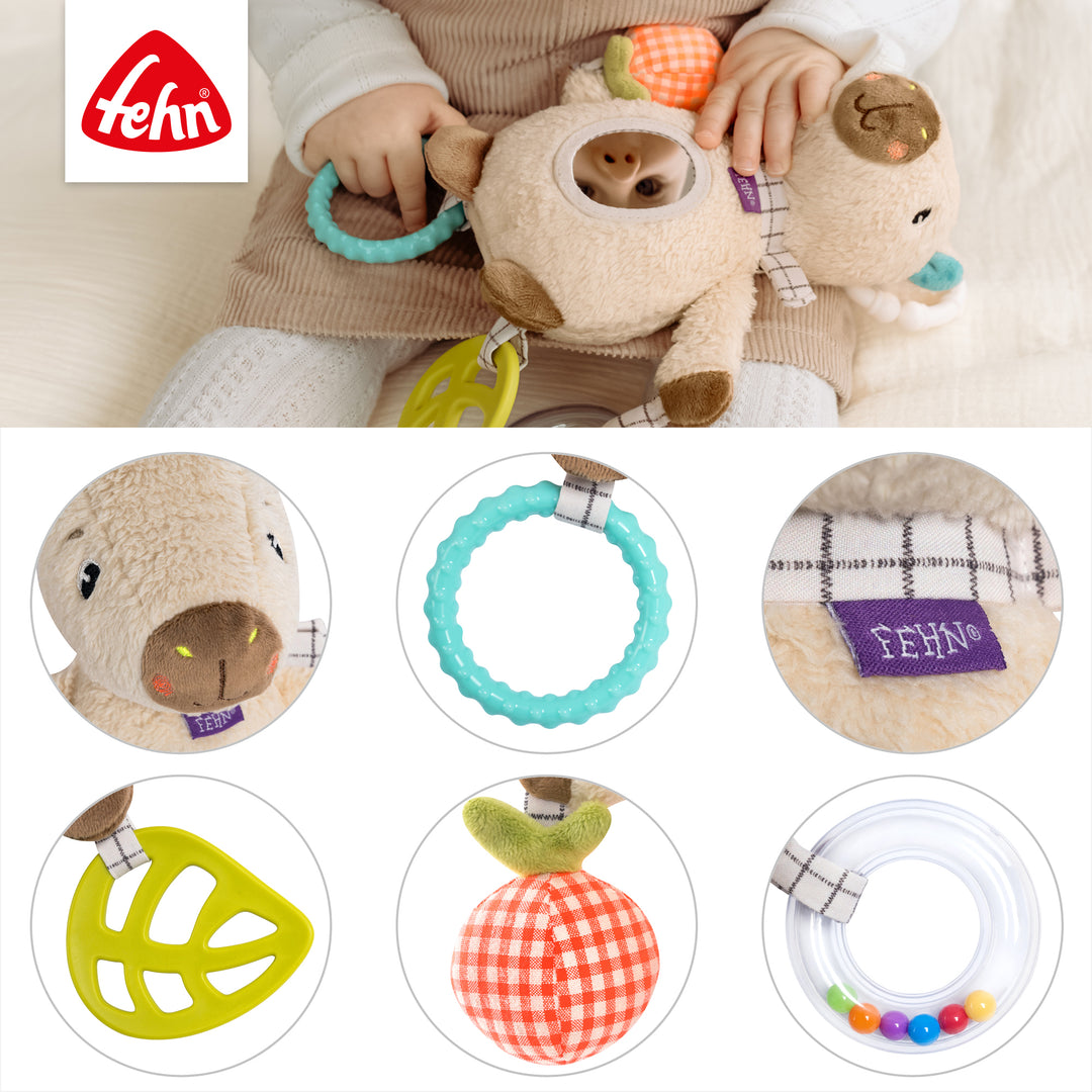 Detailansicht des Baby Activity-Capybara mit Greifring, Rassel, Beißer, Spiegel, Quietsche und Glöckchen