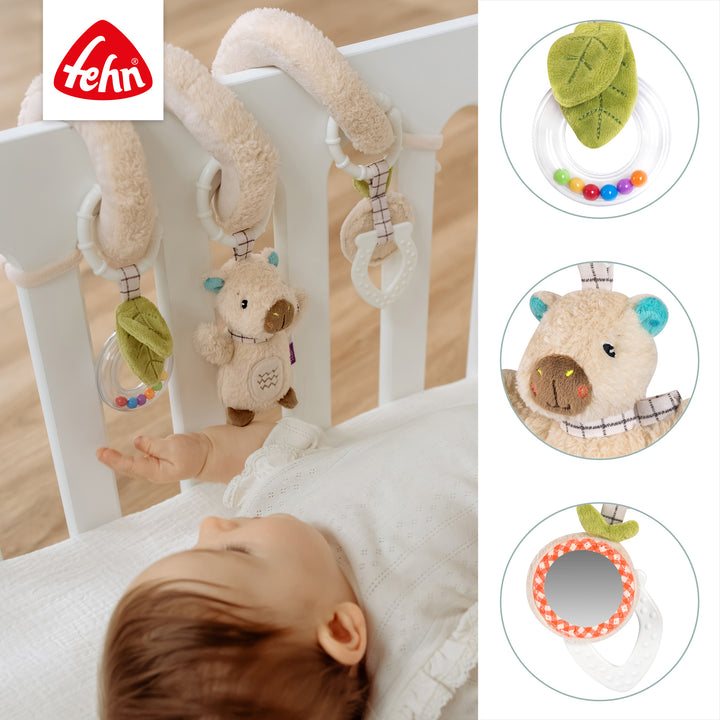 Detailansicht der Baby Activity-Spirale Capybara mit Greifring, Raschelpapier, Beißer, Rassel, Tierstimme und Spiegel