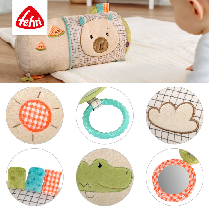 Detailansicht der Baby Krabbelrolle Capybara mit Raschelpapier, Glöckchen, Spiegel, Greifring und Rassel