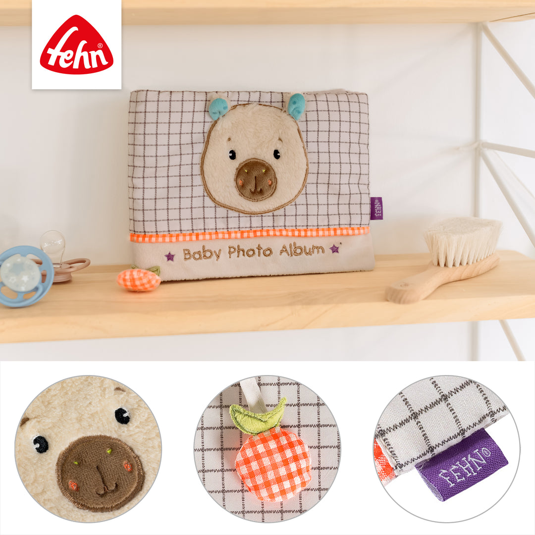 Details des Baby Fotoalbums Capybara mit Stoffanhänger