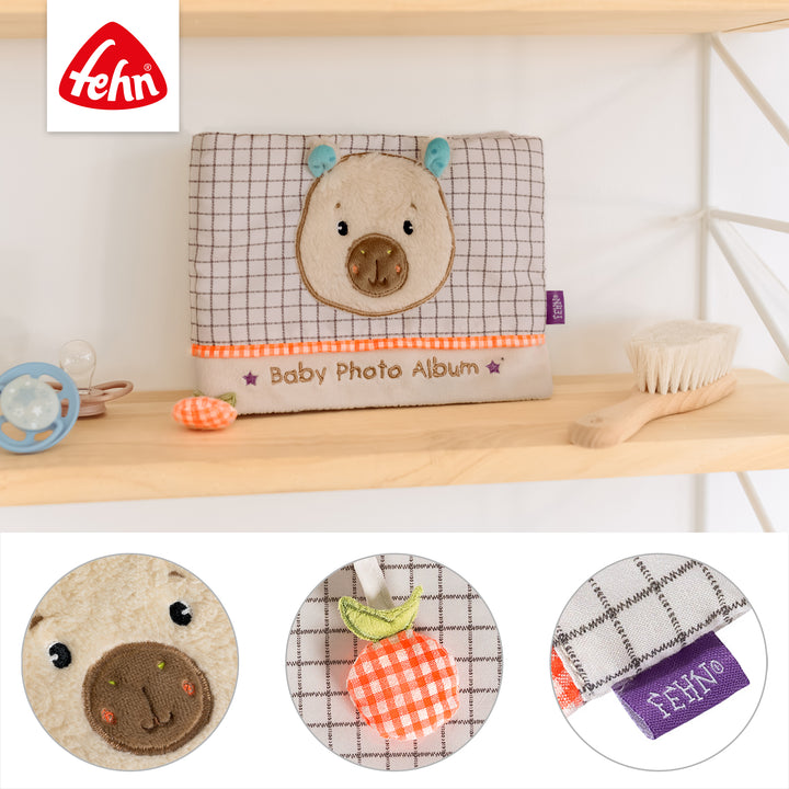 Details des Baby Fotoalbums Capybara mit Stoffanhänger