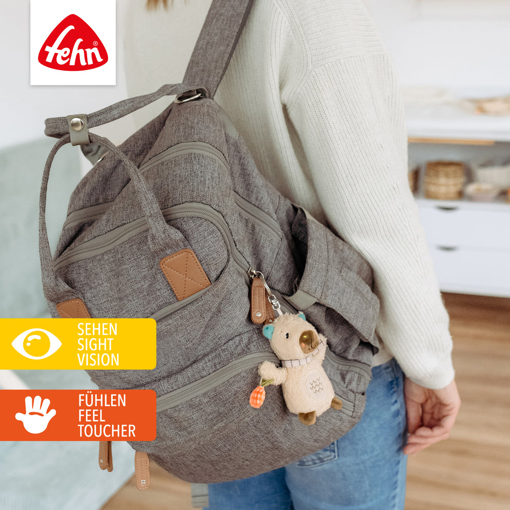 Baby Schlüsselanhänger Capybara an Rucksack befestigt