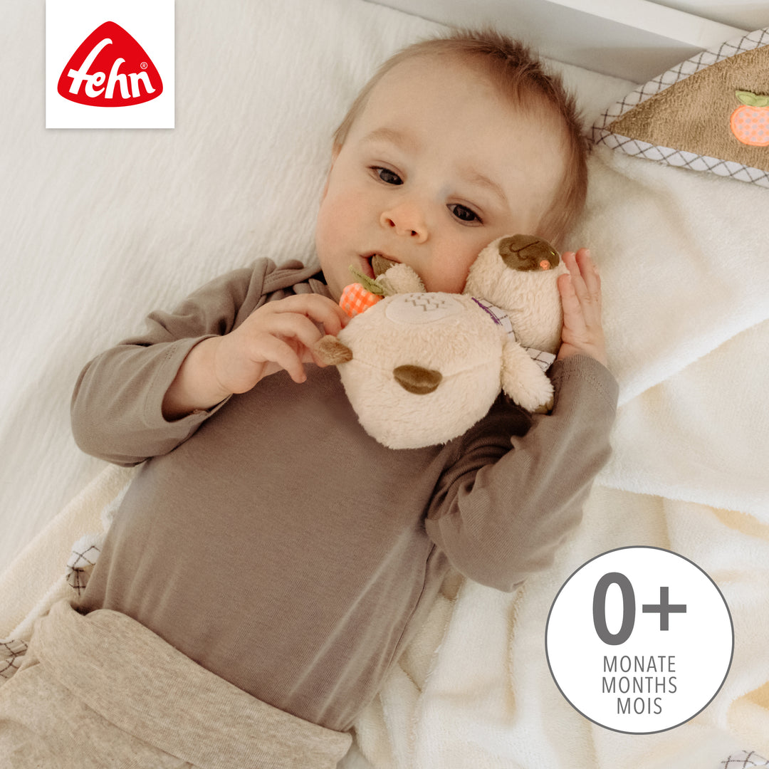 Baby spielt mit Baby Badetier Capybara