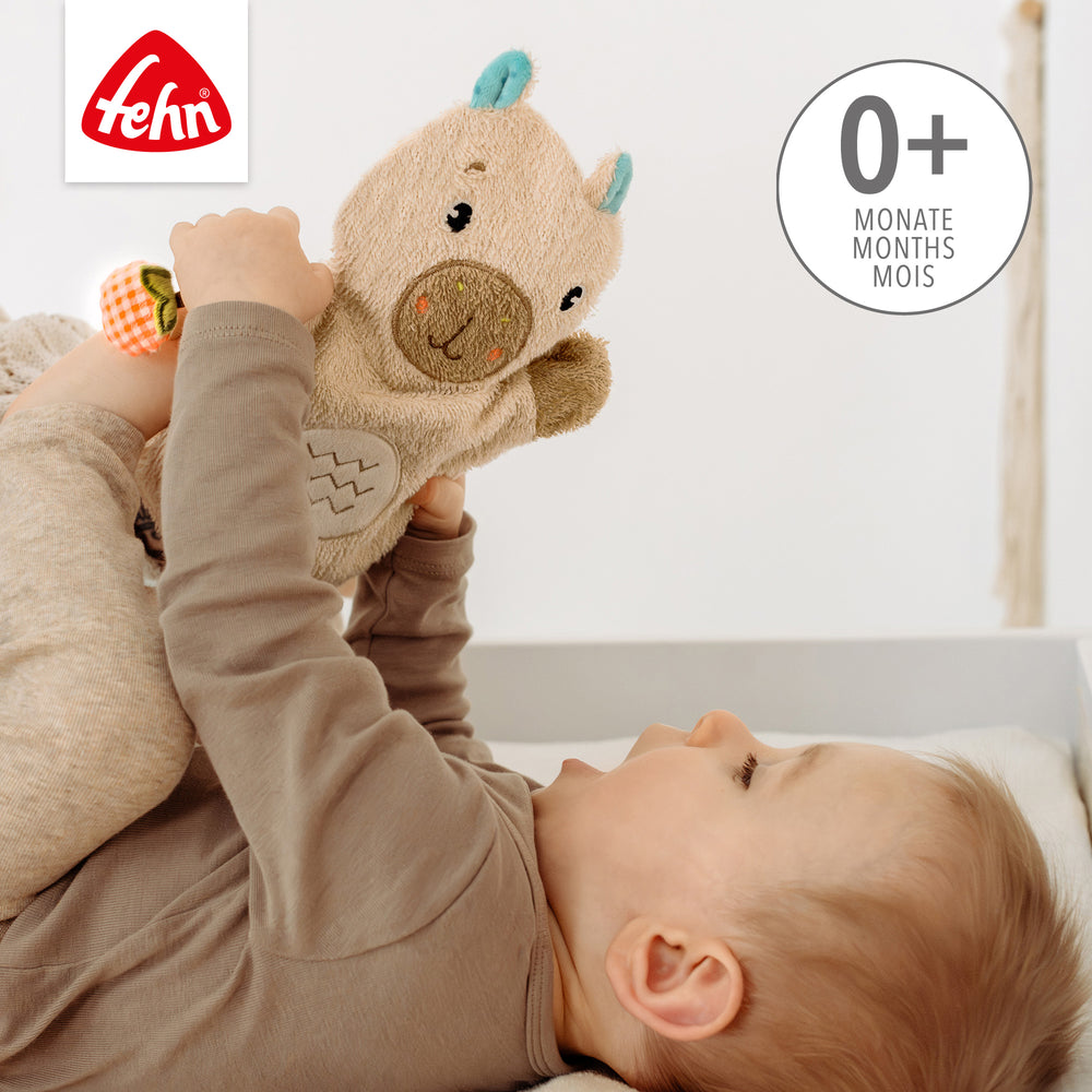 Mutter und Baby spielen mit Baby Waschhandschuh Capybara