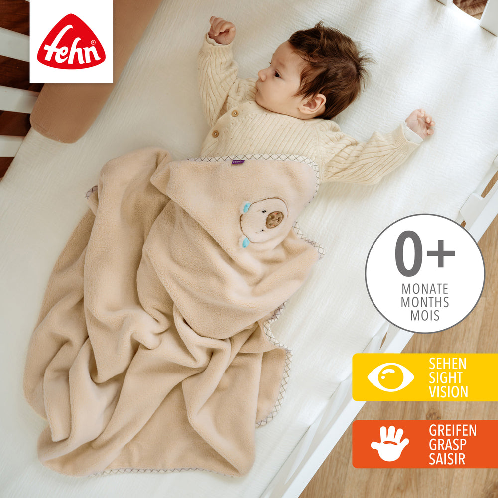 Baby liegt in Baby Kuscheldecke Capybara
