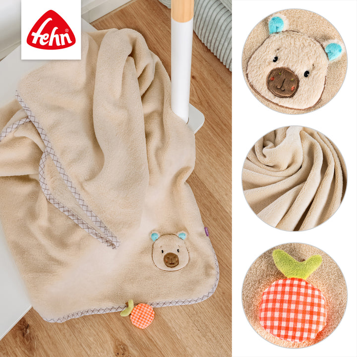 Details der Baby Kuscheldecke Capybara mit Applikation
