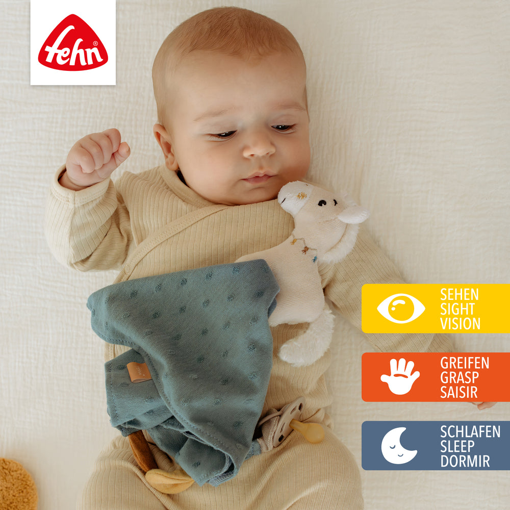Baby spielt mit Baumwoll-Schmusetuch Pferd