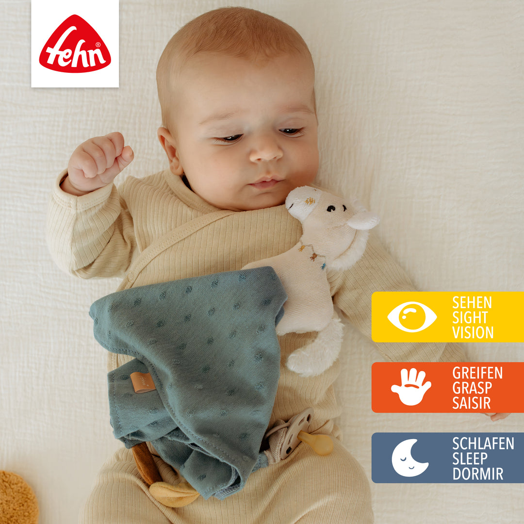 Baby spielt mit Baumwoll-Schmusetuch Pferd