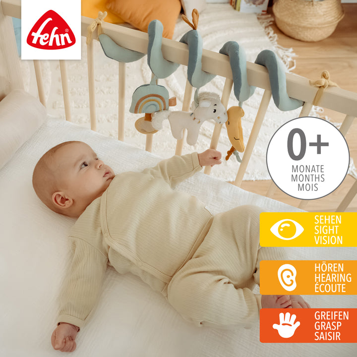 Baby spielt mit Baby Activity-Spirale Pferd aus weicher Baumwolle