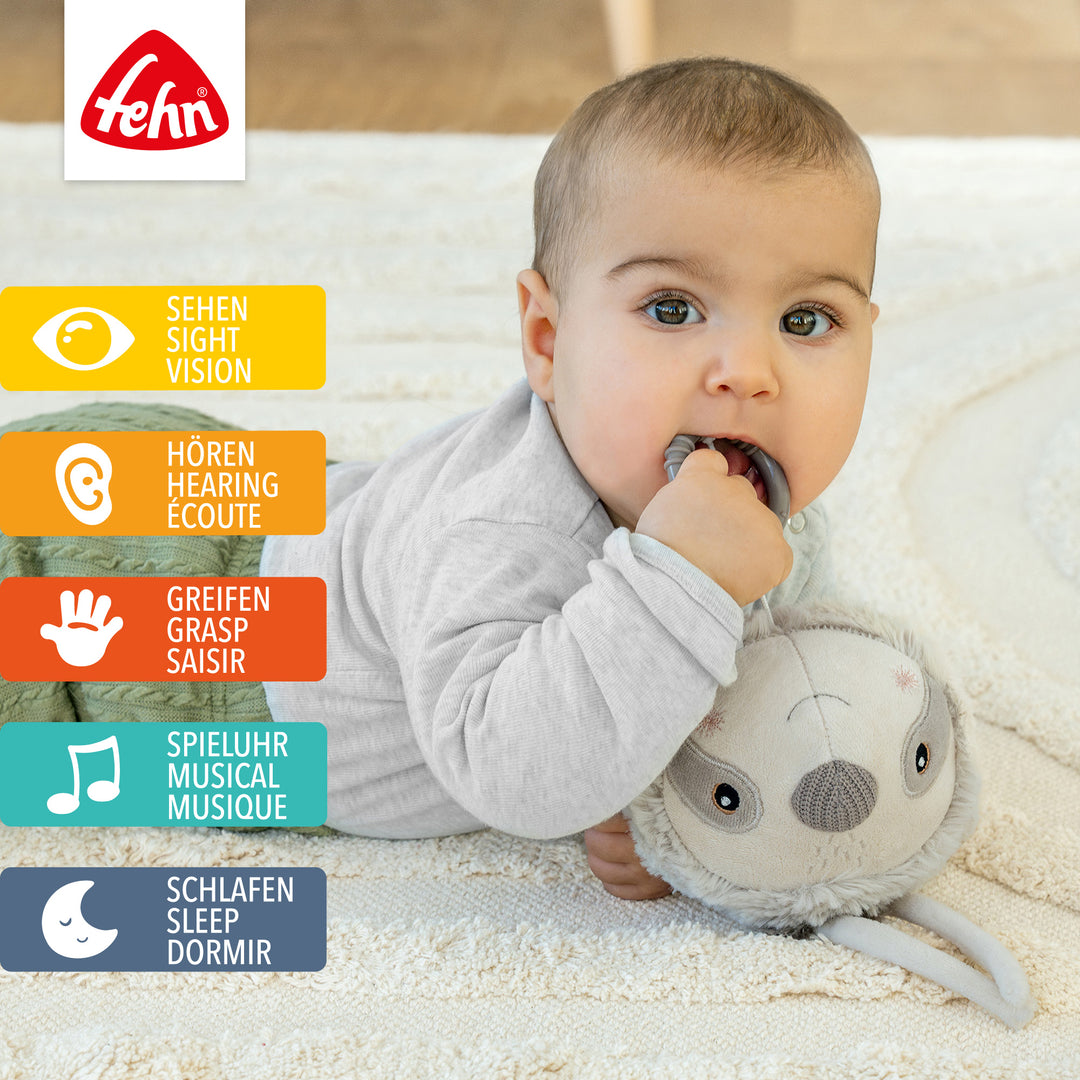 Baby spielt mit Baby Spieluhr Faultier