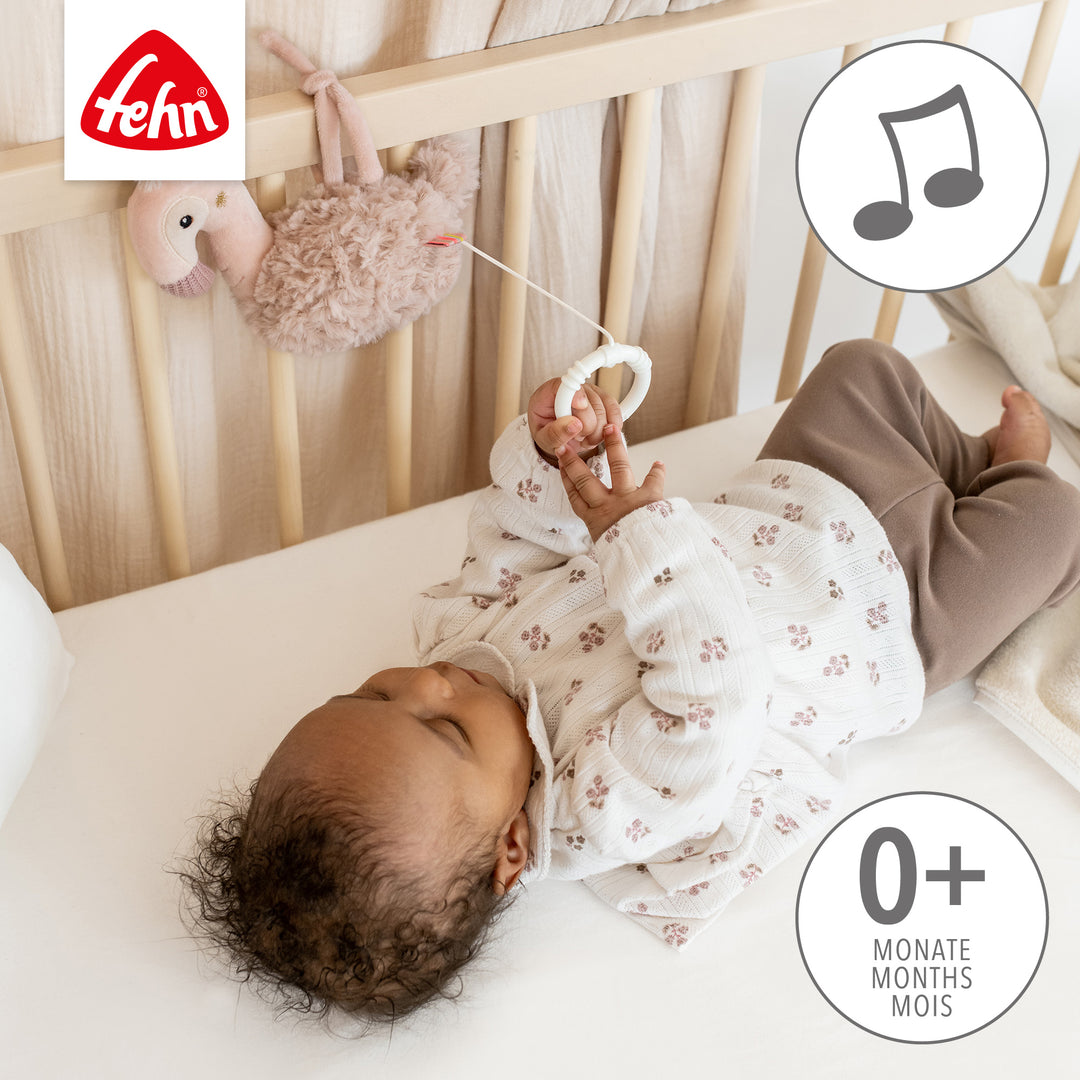Baby Spieluhr Flamingo am Babybett befestigt