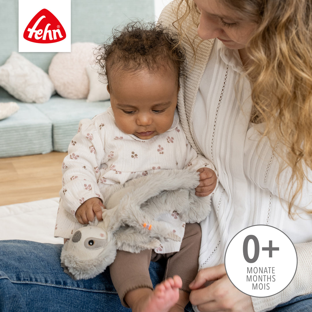 Baby hält Baby Schmusetuch Faultier im Arm