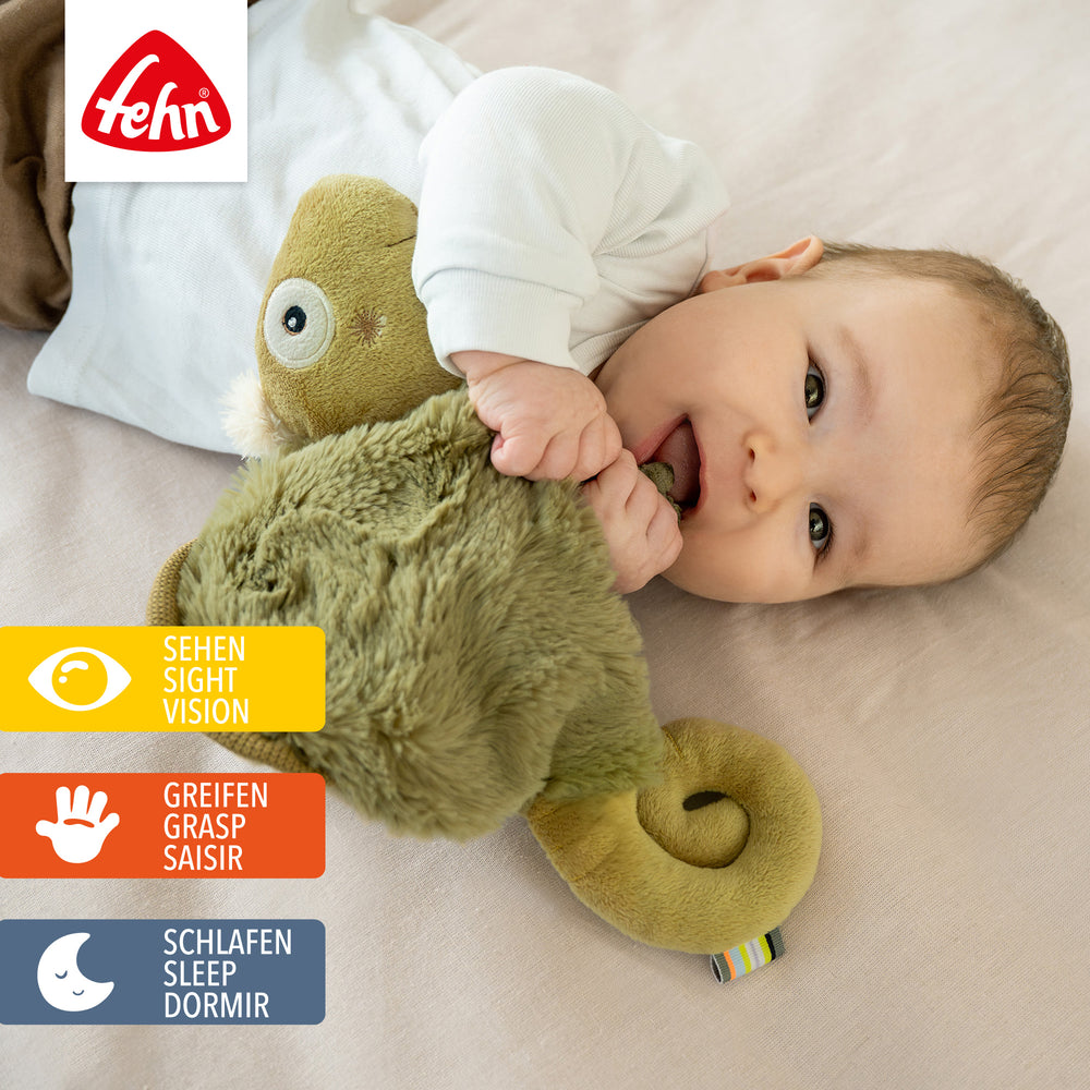 Baby kuschelt mit Plüsch-Schmusetuch Chamäleon