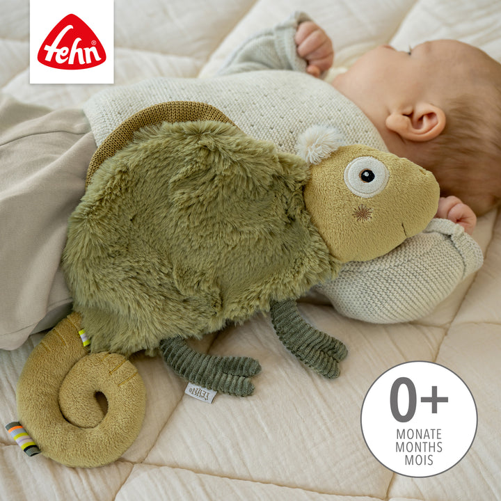 Baby schläft mit  Baby Schmusetuch Chamäleon im Arm