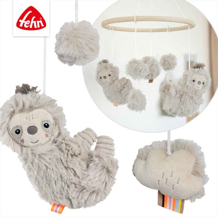 Detailansicht des Baby Holz-Mobile Faultier mit Plüschfiguren