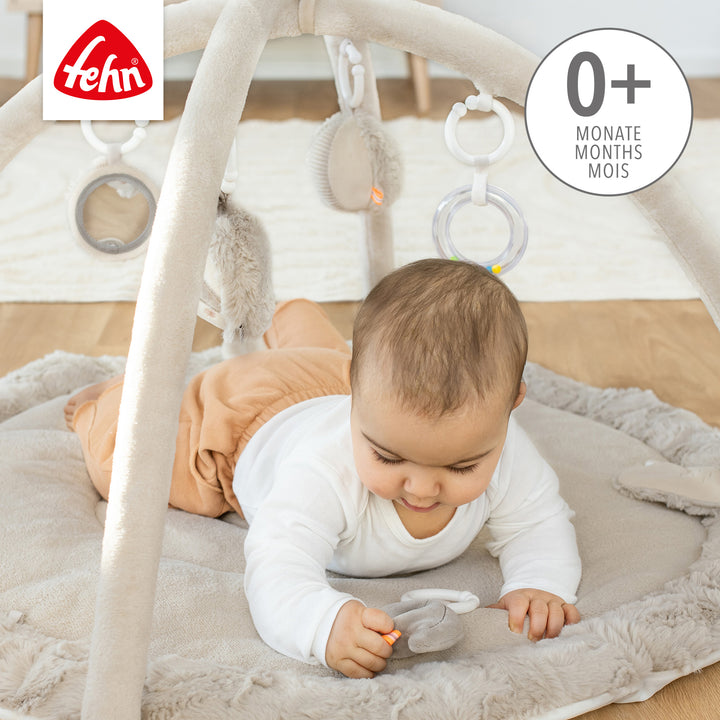 Baby entdeckt die Baby 3-D-Activity-Decke Faultier in Bauchlage