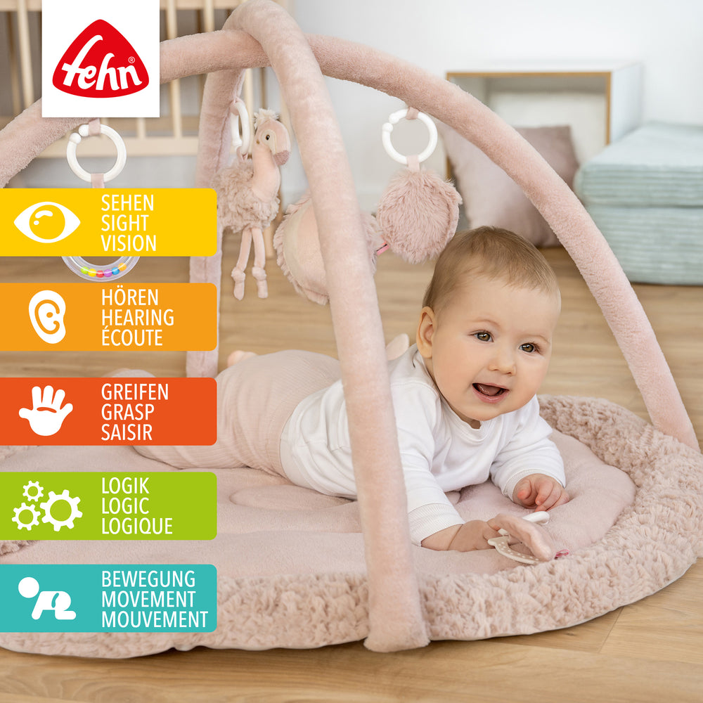 Baby entdeckt die Baby 3-D-Activity-Decke Flamingo in Bauchlage