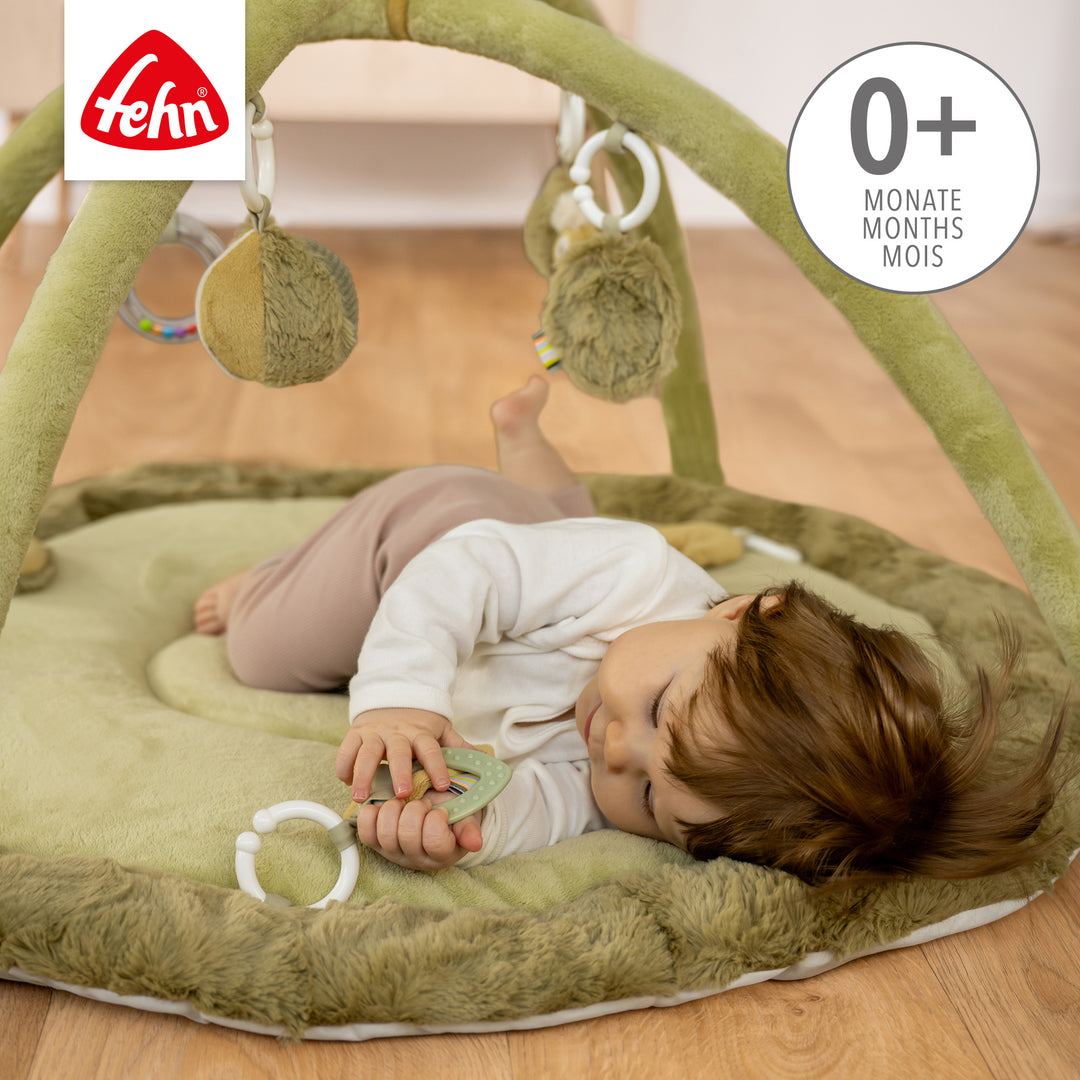 Baby entdeckt die Baby 3-D-Activity-Decke Chamäleon in Seitenlage