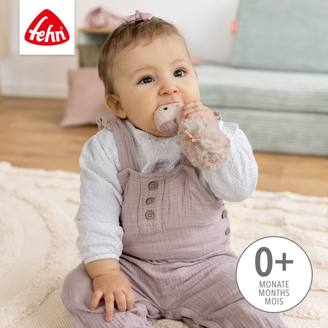 Baby spielt mit Baby Stabgreifling Flamingo